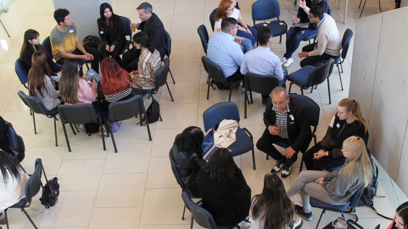 Estudiantes de Ingeniería Comercial de la USACH participan en 'Speed Mentoring' con emprendedores y expertos en marketing.