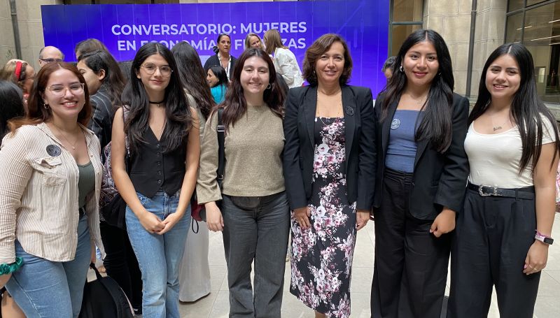 Alumnas de Ingeniería Comercial USACH participaron en conversatorio del Banco Central “Mujeres y Economía”