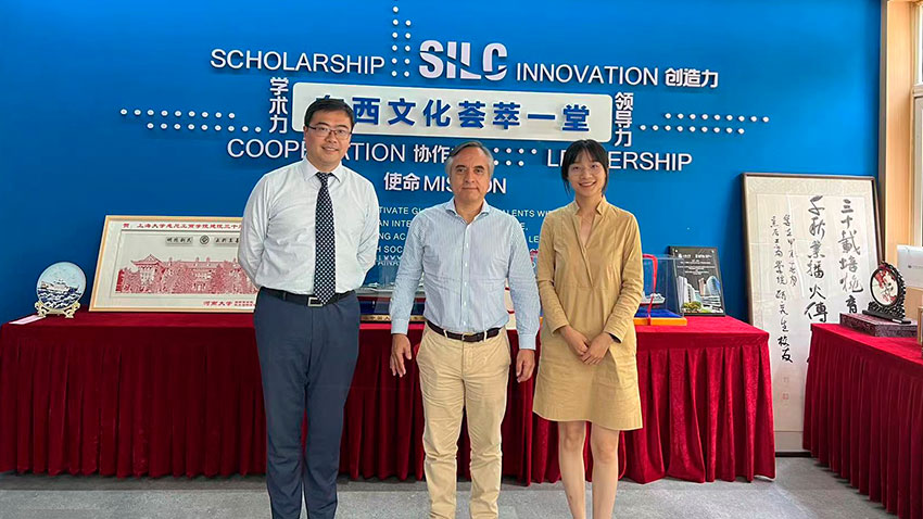 Académico Jaime Campos dicta curso de Economía empresarial en la escuela de verano de la Universidad de Shanghái en China