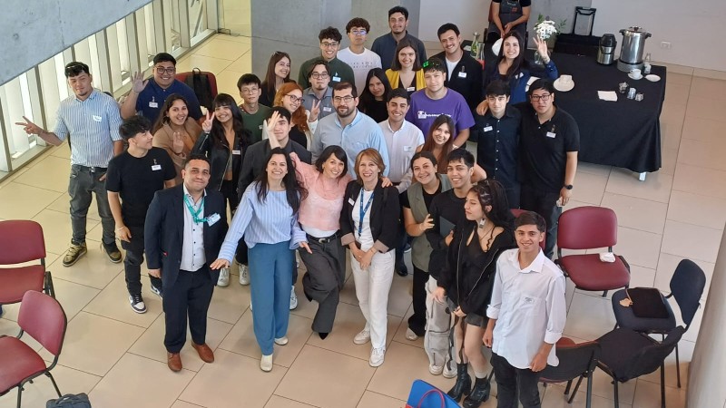 Innovación y aprendizaje en marketing: Estudiantes de Ingeniería Comercial participan en “Speed mentoring” junto a Sercotec 